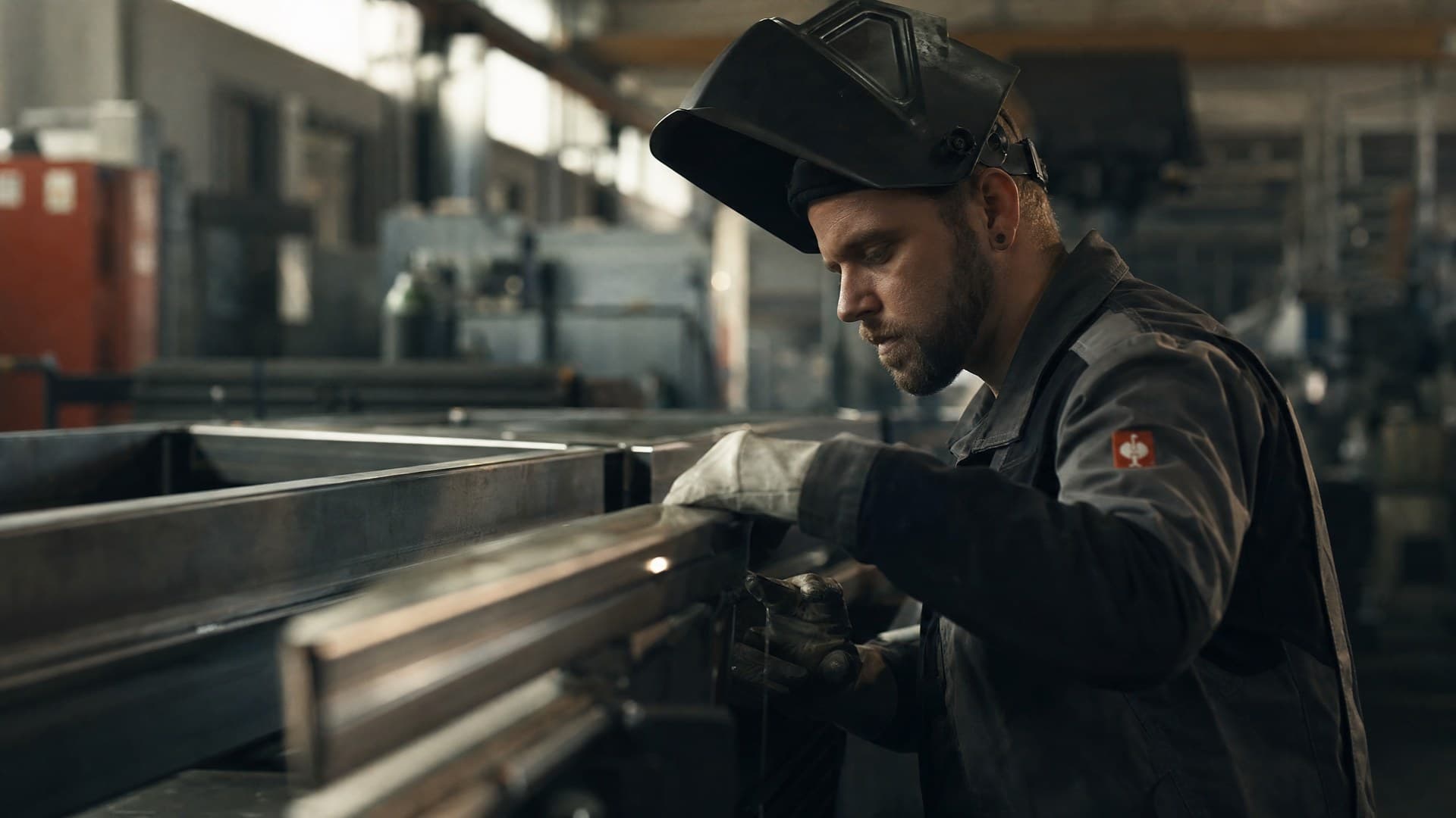 Fachkraft bei der Arbeit im Industriebetrieb