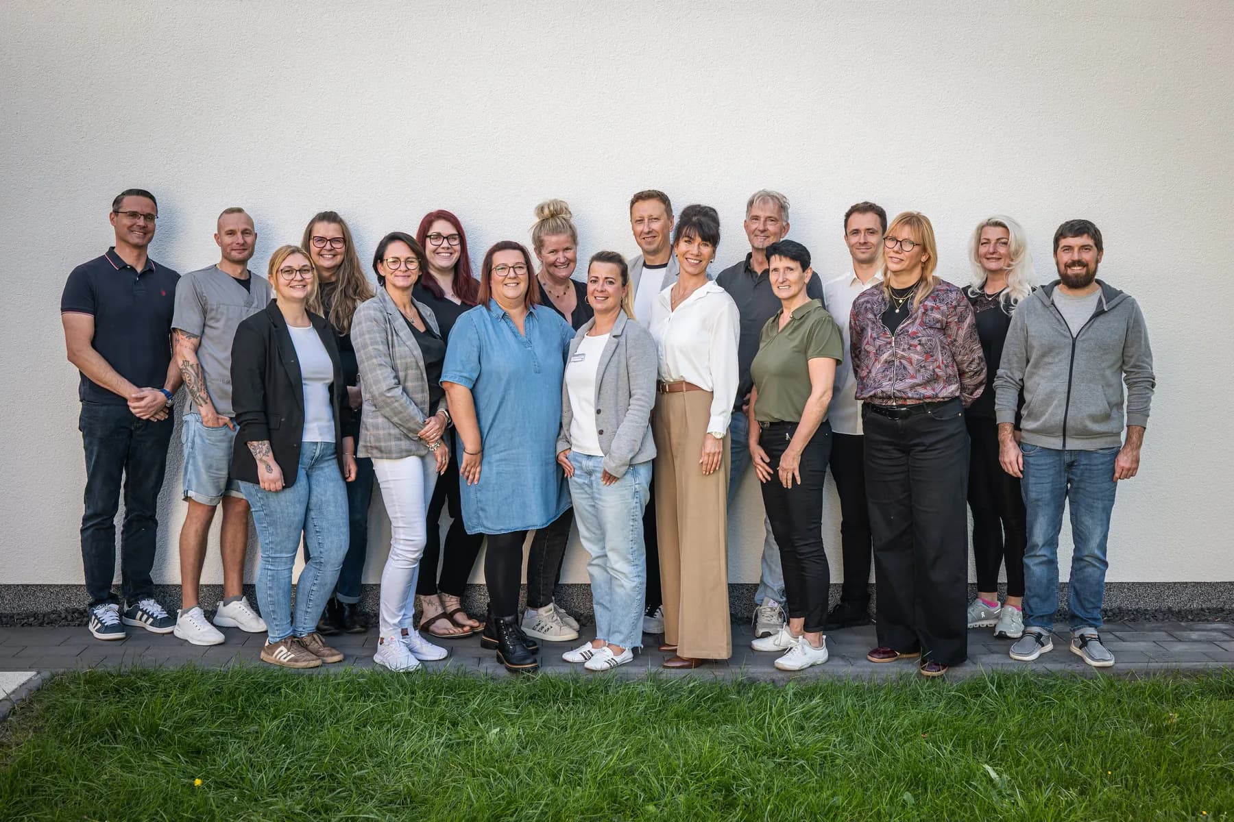 Team vor dem Haus